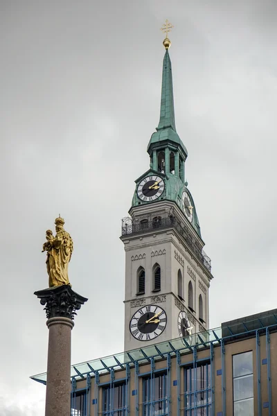 Coluna St Marys e Igreja St Peters em Munique — Fotografia de Stock