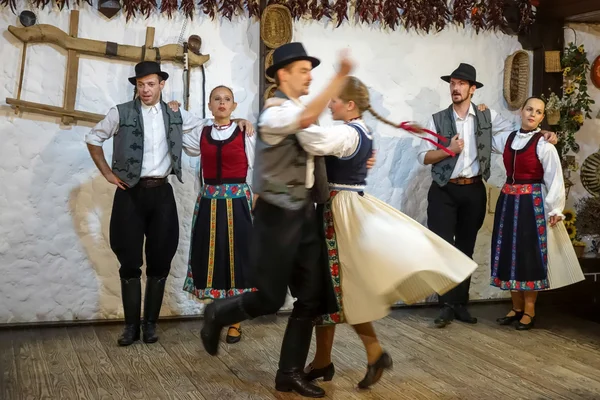 Ungarische kleidung traditionelle Kostüm