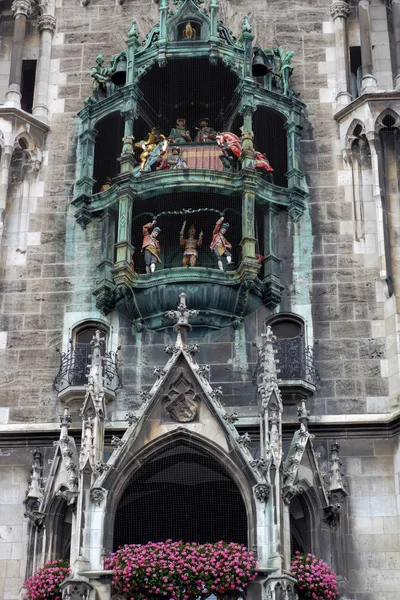 Rathaus-Glockenspiel Münchenissä — kuvapankkivalokuva