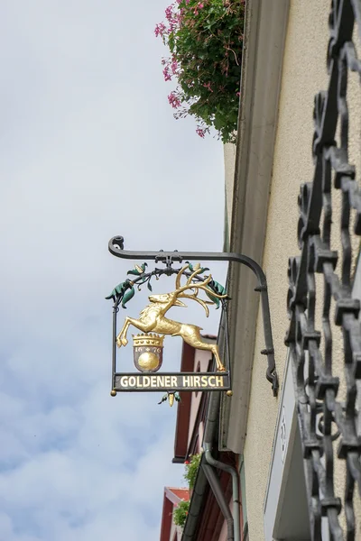 Goldener Hirsch hängande tecken i Rothenburg — Stockfoto