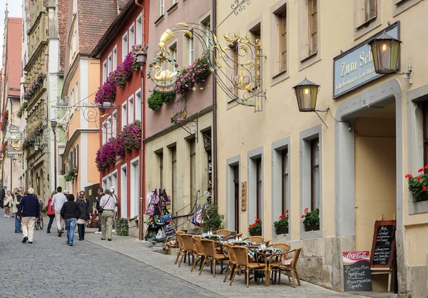 Leeres Straßencafé in Rothenburg — Stockfoto