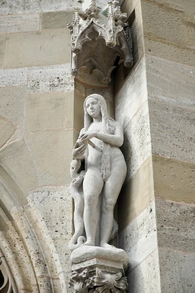 Estatua de una mujer en el exterior de la iglesia de Santiago en Rothenbu — Foto de Stock