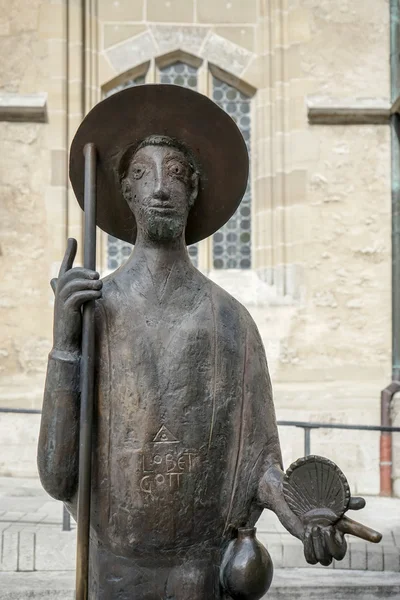 Estatua de un hombre fuera de la iglesia de Santiago en Rothenburg — Foto de Stock