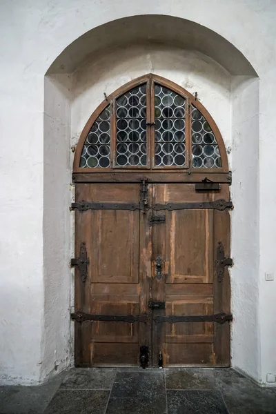 Oude houten deur in St James Church in Rothenburg — Stockfoto