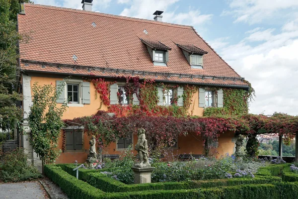 Trevlig iin slottsträdgården i Rothenburg — Stockfoto
