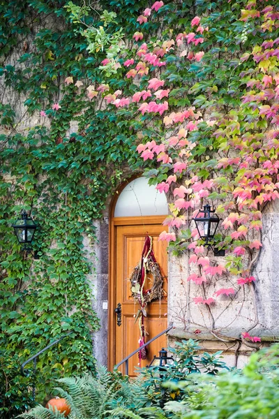 Restaurang dörren i slottsträdgården i Rothenburg — Stockfoto