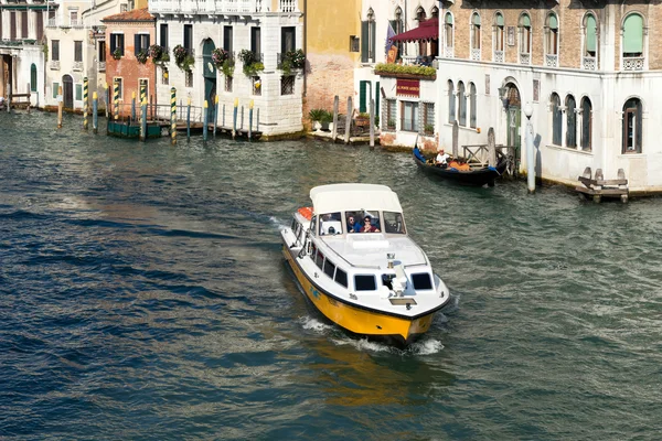 Motorówka lotu w dół Canal Grande w Wenecji — Zdjęcie stockowe