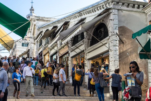 Turystów na Wenecji most Rialto — Zdjęcie stockowe