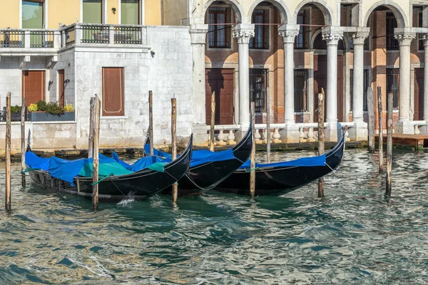 Gondeln in Venedig festgemacht — Stockfoto