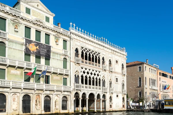 Edifícios incomuns ao longo do Grande Canal — Fotografia de Stock