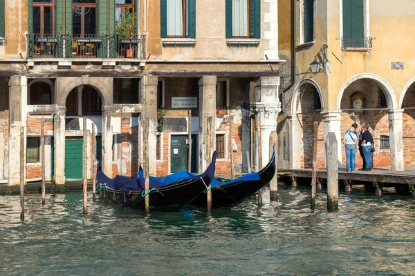 Gondolas moored in Venice — Stock Photo, Image