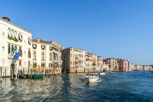 Powerboat cruising down the Grand Canal — Stock Photo, Image