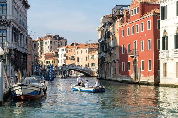 Motorboat em um canal em Veneza — Fotografia de Stock