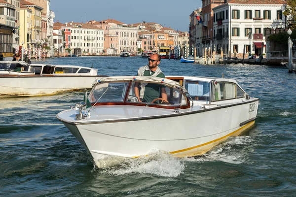 Motorový člun, plavba po Canal Grande v Benátkách — Stock fotografie