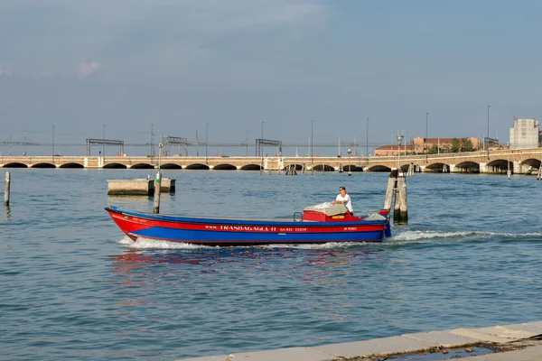 Powerboat nära järnvägen till Venedig — Stockfoto