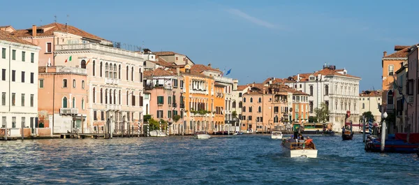 Barco a motor descendo o Grande Canal em Veneza — Fotografia de Stock