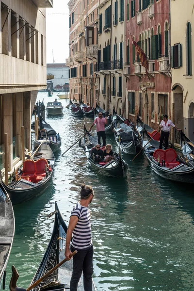 Gondoliers ferrying passengers in Venice — Stock Photo, Image
