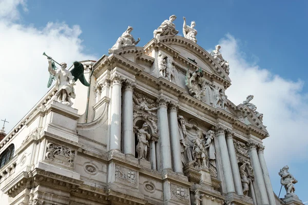 Estatuas en el techo de Santa Maria del Giglio Venecia — Foto de Stock