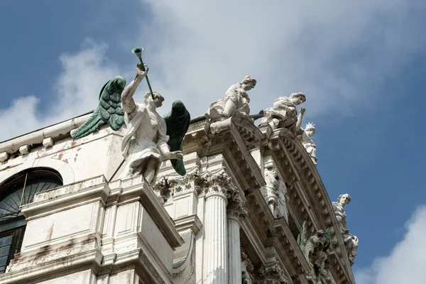 Statuen auf dem dach von santa maria del giglio venice — Stockfoto