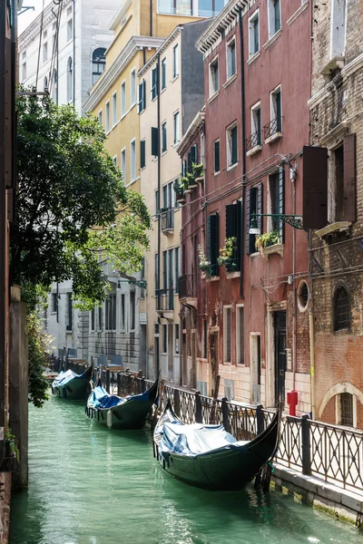 Gondole ormeggiate lungo un canale a Venezia — Foto Stock