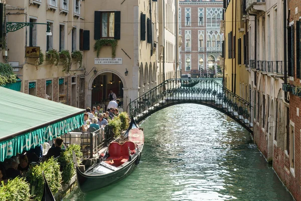 Restaurace vedle Canal Grande v Benátkách — Stock fotografie