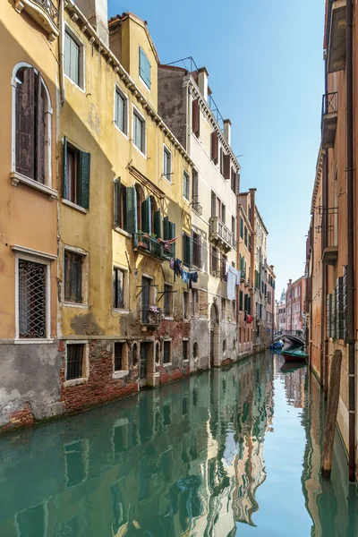 Edifici lungo un canale a Venezia — Foto Stock