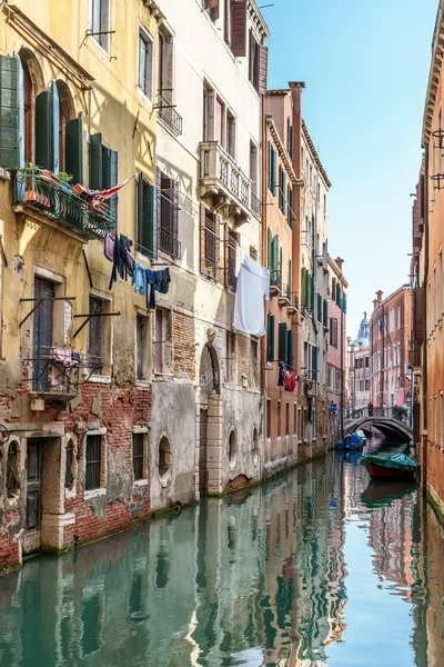 Gebäude entlang eines Kanals in Venedig — Stockfoto