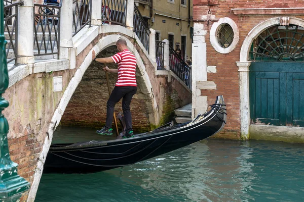 Gondolier курсують своєї торгівлі — стокове фото