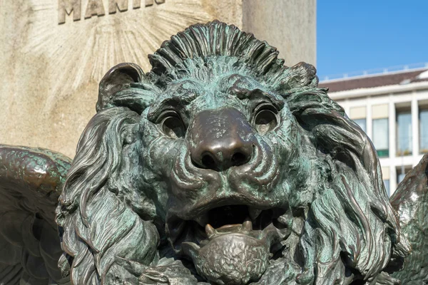 Winged Lion beneath the statue of Daniele Manin in venice — Stock Photo, Image