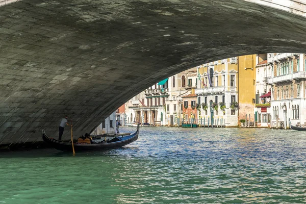 Pod spodem w most Rialto Wenecja — Zdjęcie stockowe