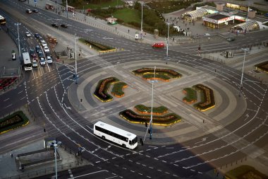 Marszalkowska Caddesi üzerinde büyük roundabout yakınındaki şehir merkezine tramvay stati