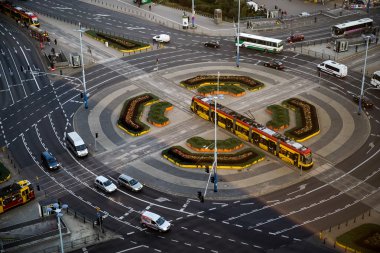 Marszalkowska Caddesi üzerinde büyük roundabout yakınındaki şehir merkezine tramvay stati