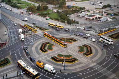 Marszalkowska Caddesi üzerinde büyük roundabout yakınındaki şehir merkezine tramvay stati