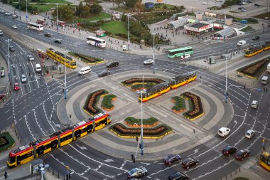 Marszalkowska Caddesi üzerinde büyük roundabout yakınındaki şehir merkezine tramvay stati