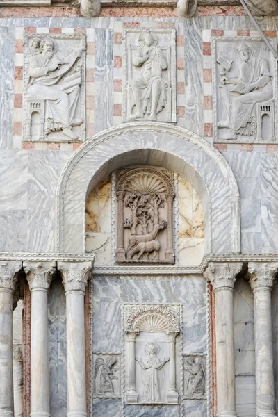 Delvis skymd utsikt över Saint markerar basilikan Venedig — Stockfoto