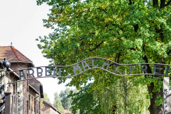 Berühmtes Schild am Eingang des Konzentrationslagers Auschwitz in — Stockfoto