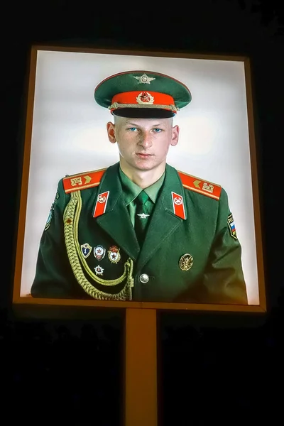 Belysta fotografi av en sovjetisk soldat på Checkpoint Charlie — Stockfoto