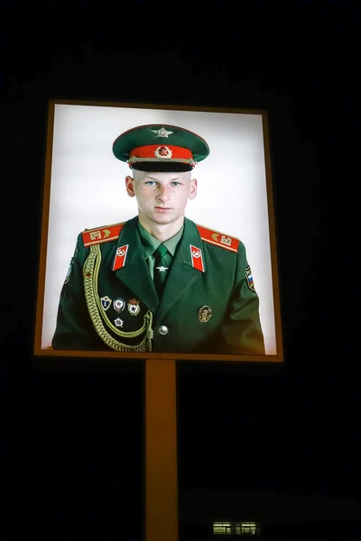 Belysta fotografi av en sovjetisk soldat på Checkpoint Charlie — Stockfoto