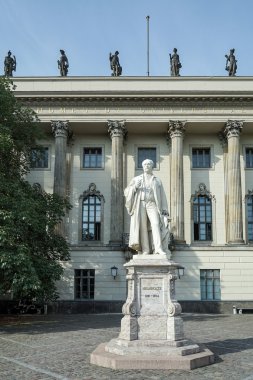 Helmholtz heykel Berlin Humboldt Üniversitesi dışında
