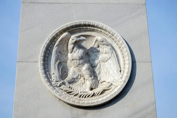 Emblema dell'aquila sotto una statua sul ponte del castello di Berlino — Foto Stock