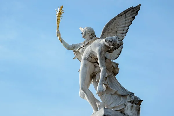 Staty på slottet bron i Berlin — Stockfoto