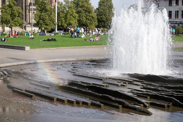 Ludzi, relaks przy fontannie w katedrze w Berlinie — Zdjęcie stockowe