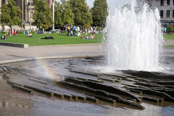 Gente relajándose junto a la fuente en la Catedral de Berlín —  Fotos de Stock