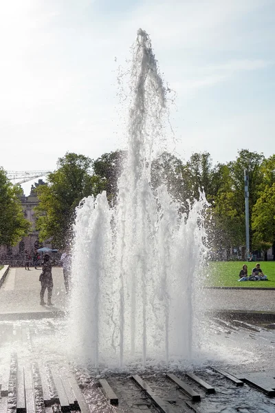 Les personnes qui se détendent près de la fontaine de la cathédrale de Berlin — Photo