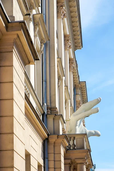 Velké bílé přiložená ruka k The Aleksander Zelwerowicz Theatre — Stock fotografie