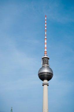 Berliner Fernsehturm Berlin'de doğru görünümü