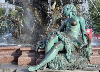 Neptün Çeşmesi Berlin'de görünümünü