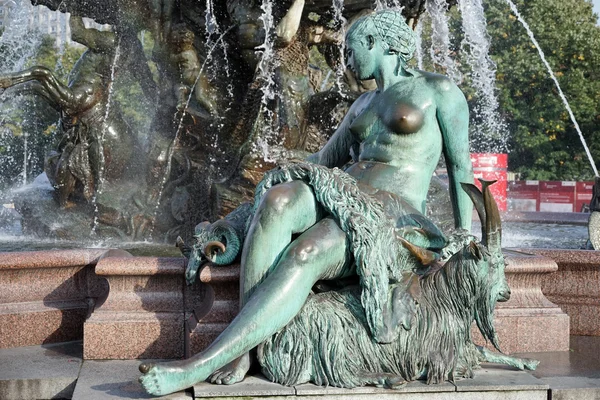 在柏林的海王星喷泉的视图 — 图库照片
