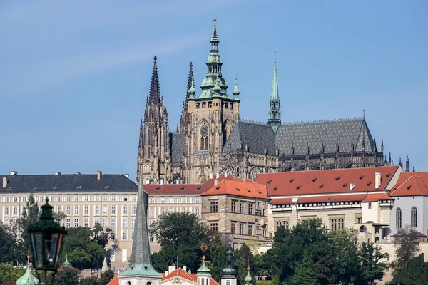 Widok z mostu Karola w kierunku St. Vitus Cathedral w Prag — Zdjęcie stockowe