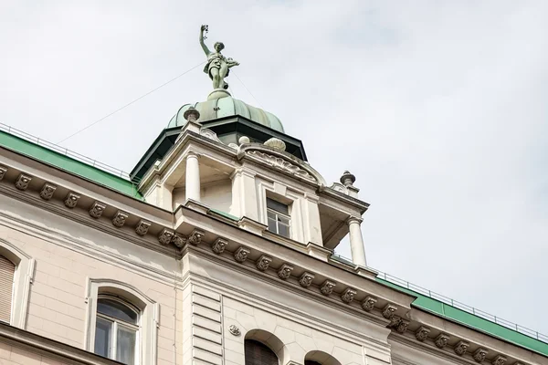 Statue d'une femme au sommet d'une maison à Vienne — Photo